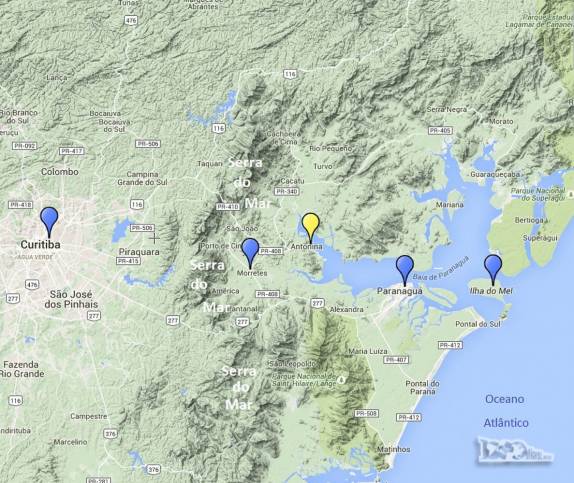 A cidade de Antonina, de frente à baía de mesmo nome, está bem próxima de Curitiba. Mas entre ela e a capital está a Serra do Mar e a transição entre a planície e o 1o planalto paranaense. Quase vizinhas, aí estão Morretes, Paranaguá e a Ilha do Mel, na b